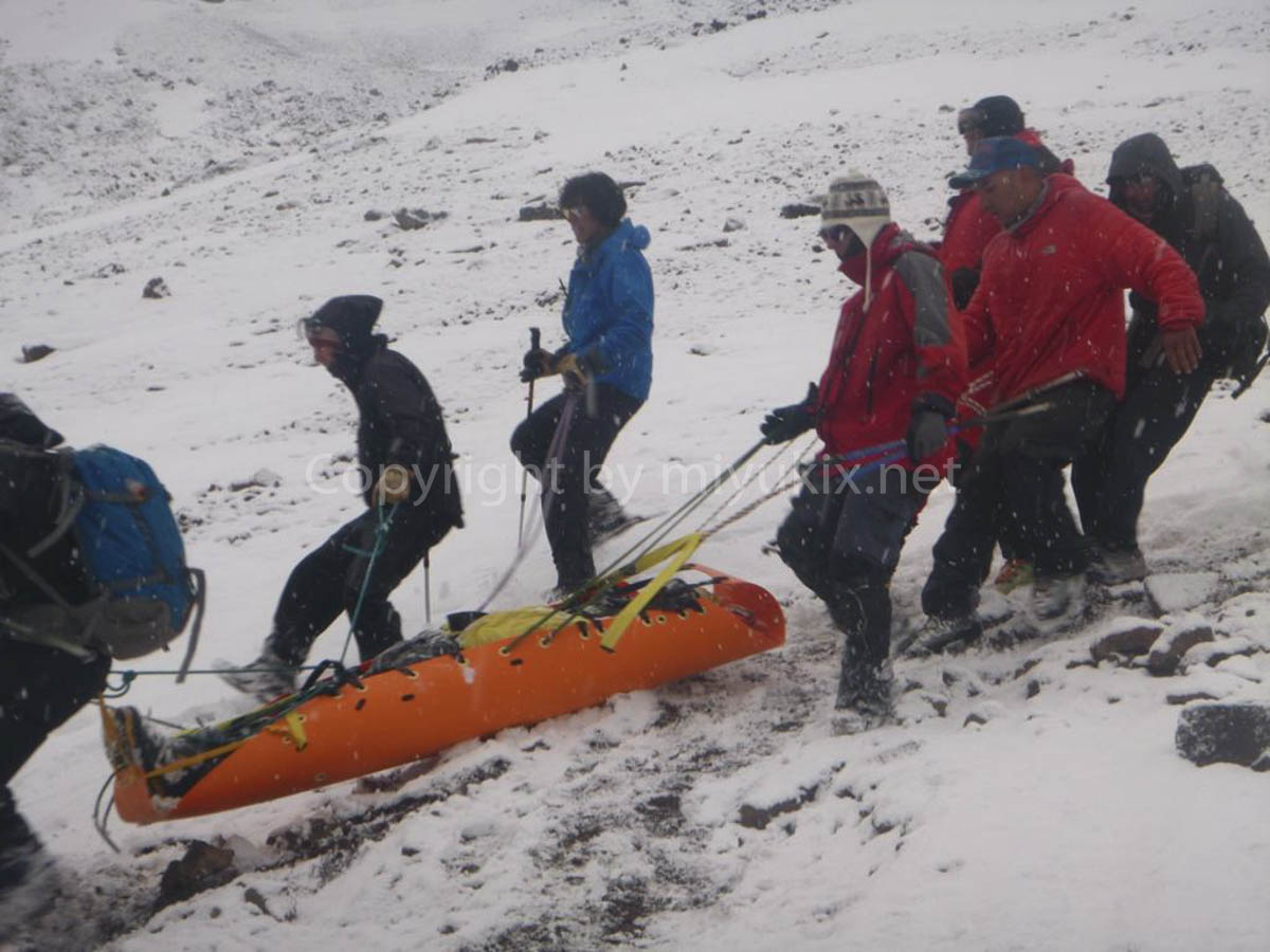 アコンカグア登山4日目　高山病患者を運ぶ人々 Aconcagua Expedition