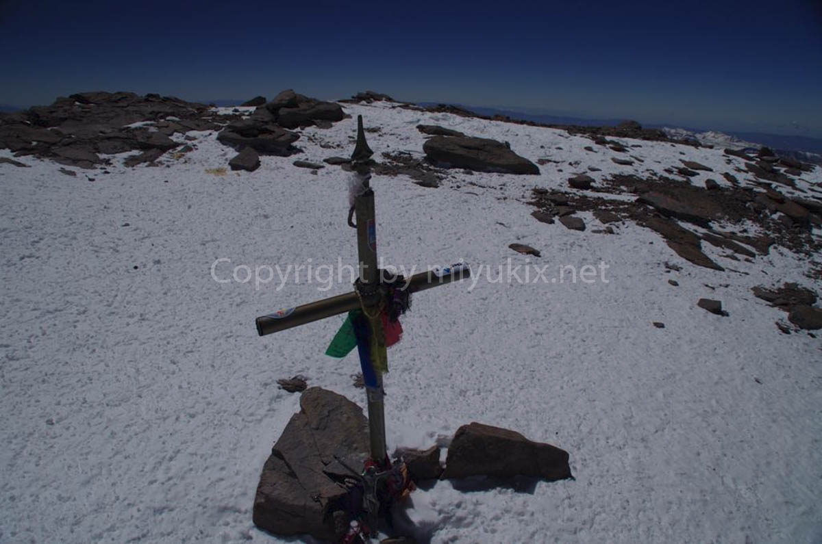アコンカグア頂上にある十字架 Summit Aconcagua Expedition