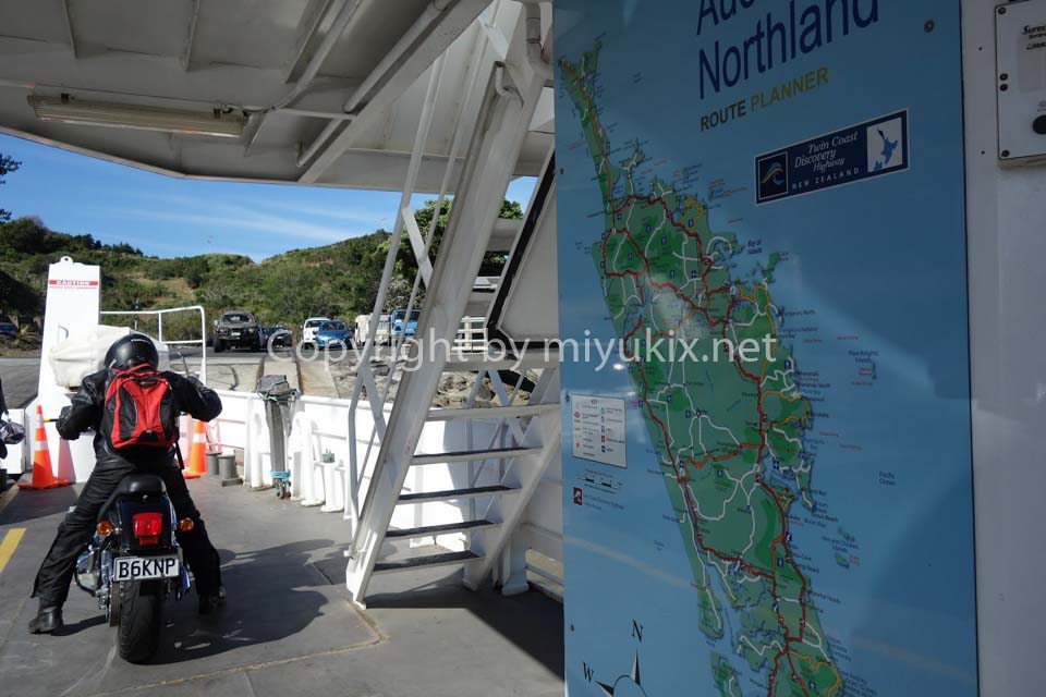 ニュージーランドの最北へ！30代ＯＬの自転車テントぶらり旅行　8日目～美しき森と爽やか海と船輪行、そして草むら野宿！～